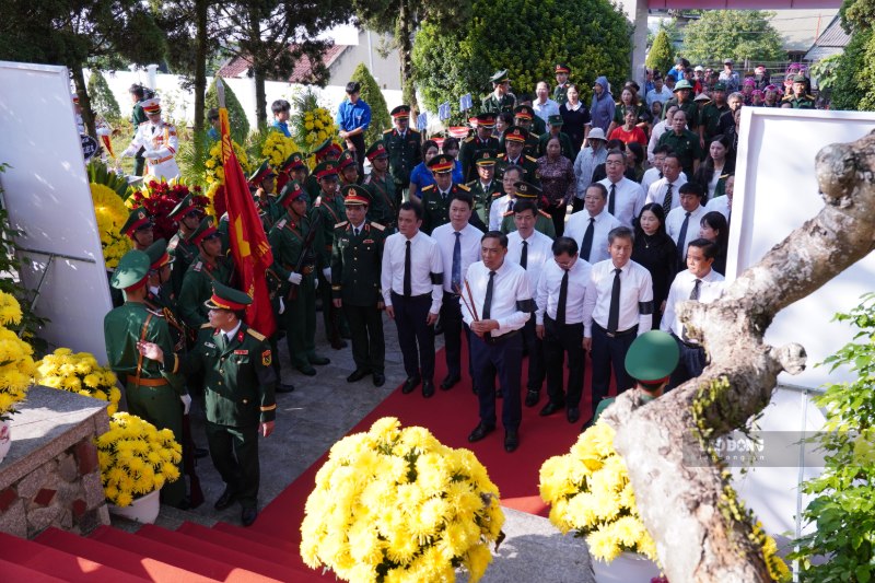 Lãnh đạo tỉnh Lào Cai dâng hương tưởng niệm các anh hùng liệt sĩ. Ảnh: Đinh Đại
