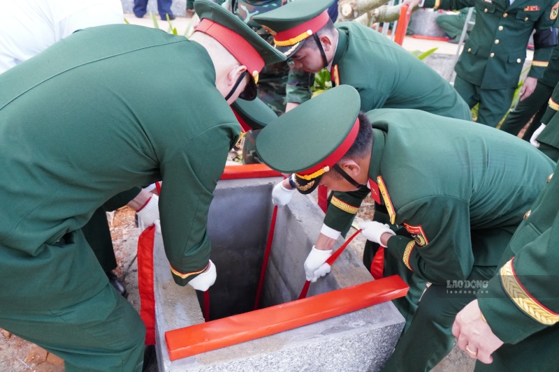 Các lực lượng thực hiện nghi thức an táng hài cốt liệt sĩ. Ảnh: Đinh Đại