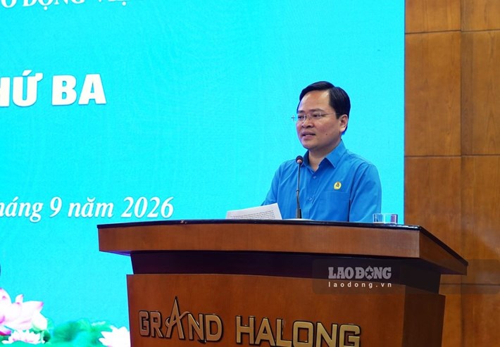 Ủy viên Trung ương Đảng, Phó Chủ tịch Ủy ban Trung ương MTTQ Việt Nam, Chủ tịch Tổng LĐLĐVN Nguyễn Anh Tuấn phát biểu bế mạc hội nghị. Ảnh: Đoàn Hưng