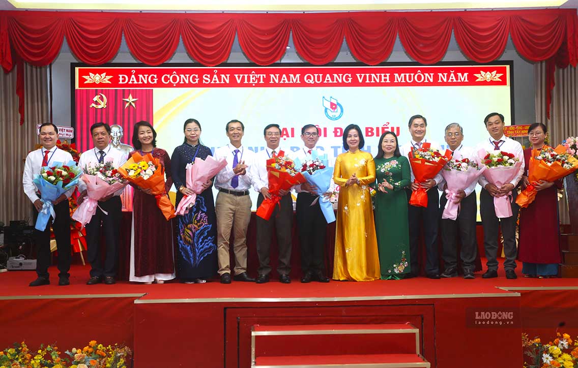 Ban Chấp hành Hội Nhà Báo tỉnh Tây Ninh nhận hoa chúc mừng của lãnh đạo Hội Nhà Báo Việt Nam và Ban Thường vụ Tỉnh ủy. Ảnh: Huỳnh Du 