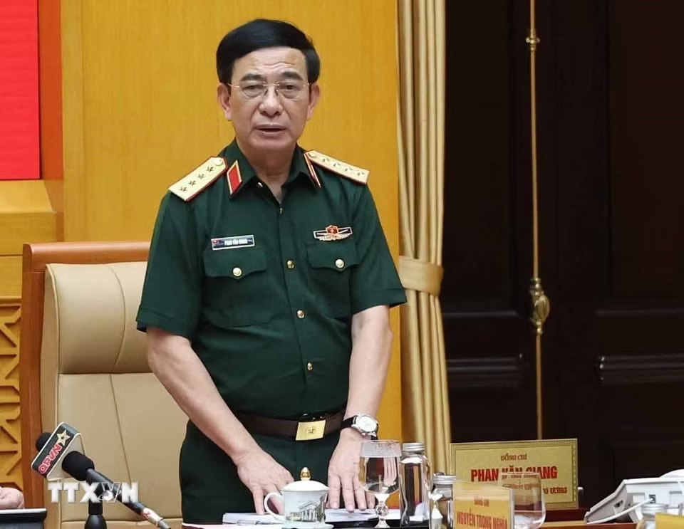 Đại tướng Phan Văn Giang, Ủy viên Bộ Chính trị, Phó Bí thư Quân ủy Trung ương, Phó Thủ tướng Chính phủ, Bộ trưởng Bộ Quốc phòng báo cáo tại Hội nghị. Ảnh: TTXVN