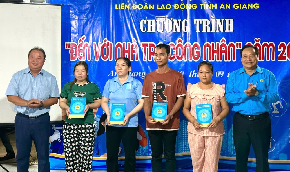 Tại chương trình đã trao 4 phần quà cho đoàn viên có hoàn cảnh khó khăn. Ảnh: LĐLĐ An Giang