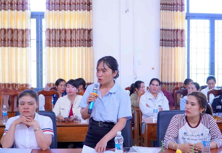 Hội viên Phụ nữ xã Trường Xuân phát hiểu kiến nghị, đề xuất. Ảnh: Thùy Linh