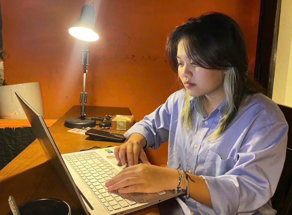 Chị Linh hiện làm nhân viên phân tích thị trường tại một công ty tài chính, chứng khoán với mức thu nhập dao động từ 6 đến dưới 10 triệu đồng/tháng. Ảnh: NVCC