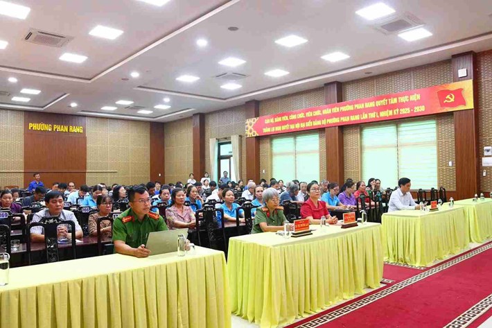 Hình ảnh tại buổi tập huấn kỹ năng phòng cháy, chống ma túy. Ảnh: Mặt trận phường Phan Rang