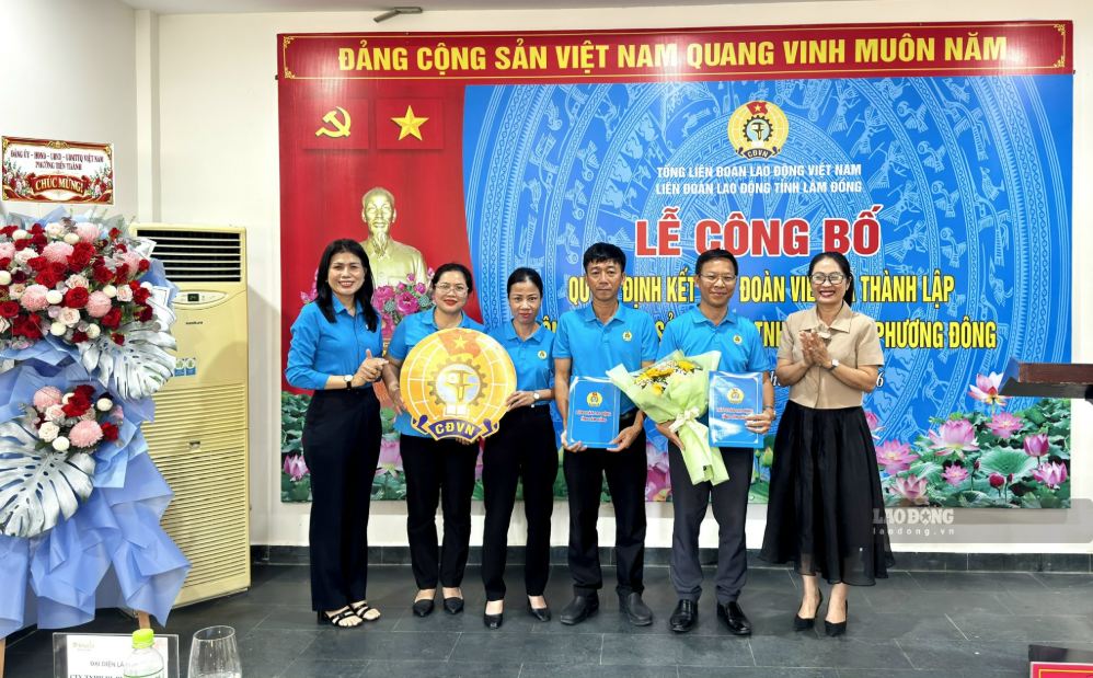 Chủ tịch Công đoàn phường và Phó Bí thư Thường trực Đảng ủy phường Tiến Thành (tỉnh Lâm Đồng) trao quyết định thành lập công đoàn cơ sở, ngày 30.9. Ảnh: Duy Tuấn