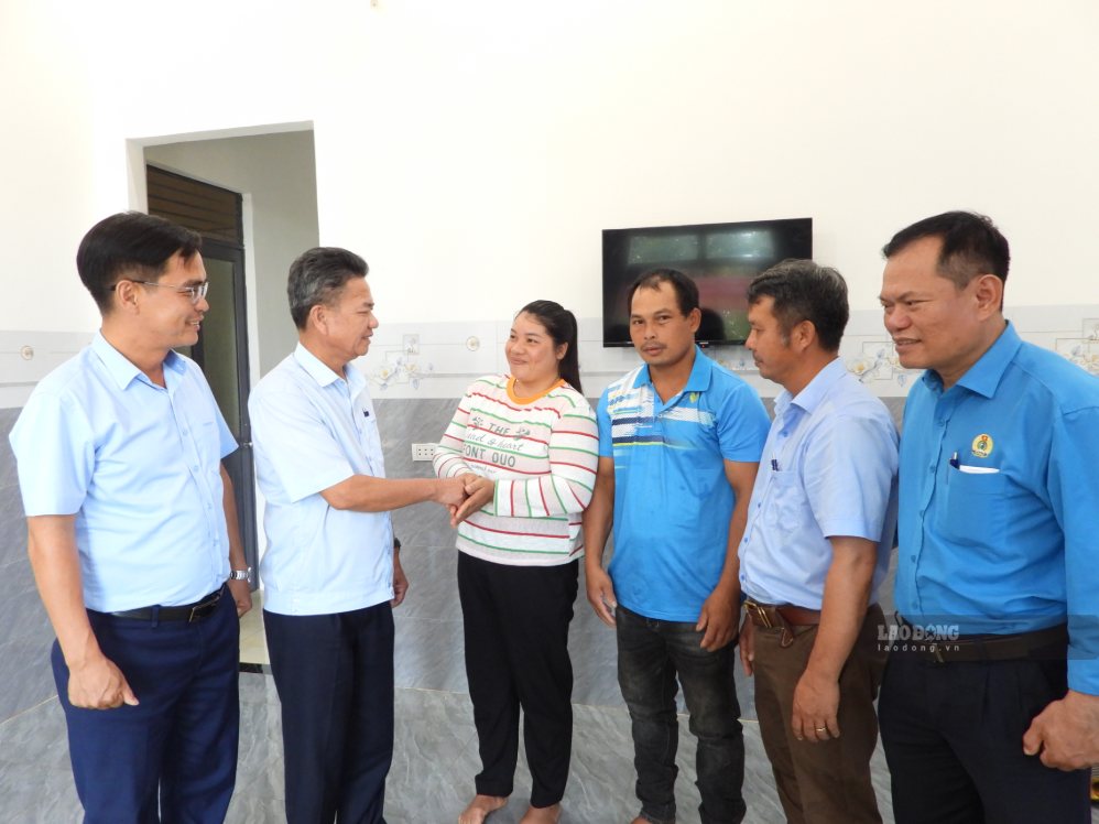Chị H Búp Niê vui mừng khi cùng chồng dọn vào sống trong nhà mới. Ảnh: Bảo Trung
