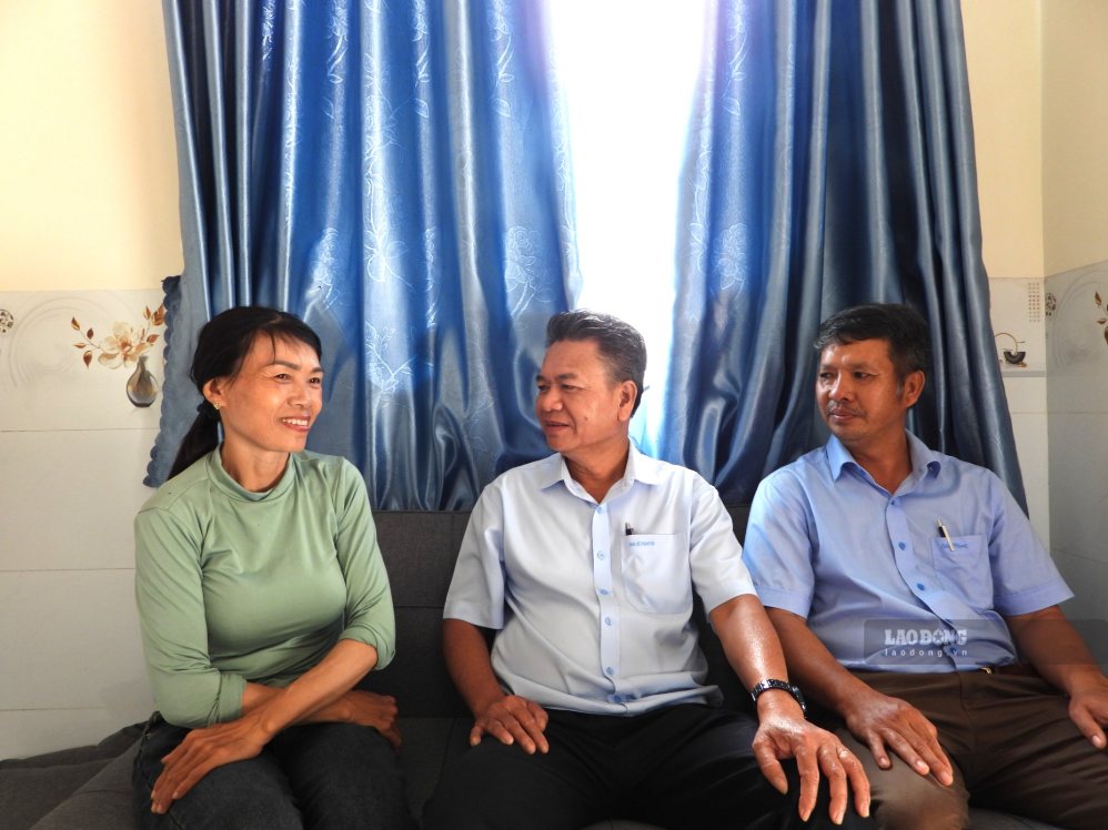 Những năm gần đây, đời sống công nhân khai thác mủ cao su đã dần được cải thiện. Ảnh: Bảo Trung