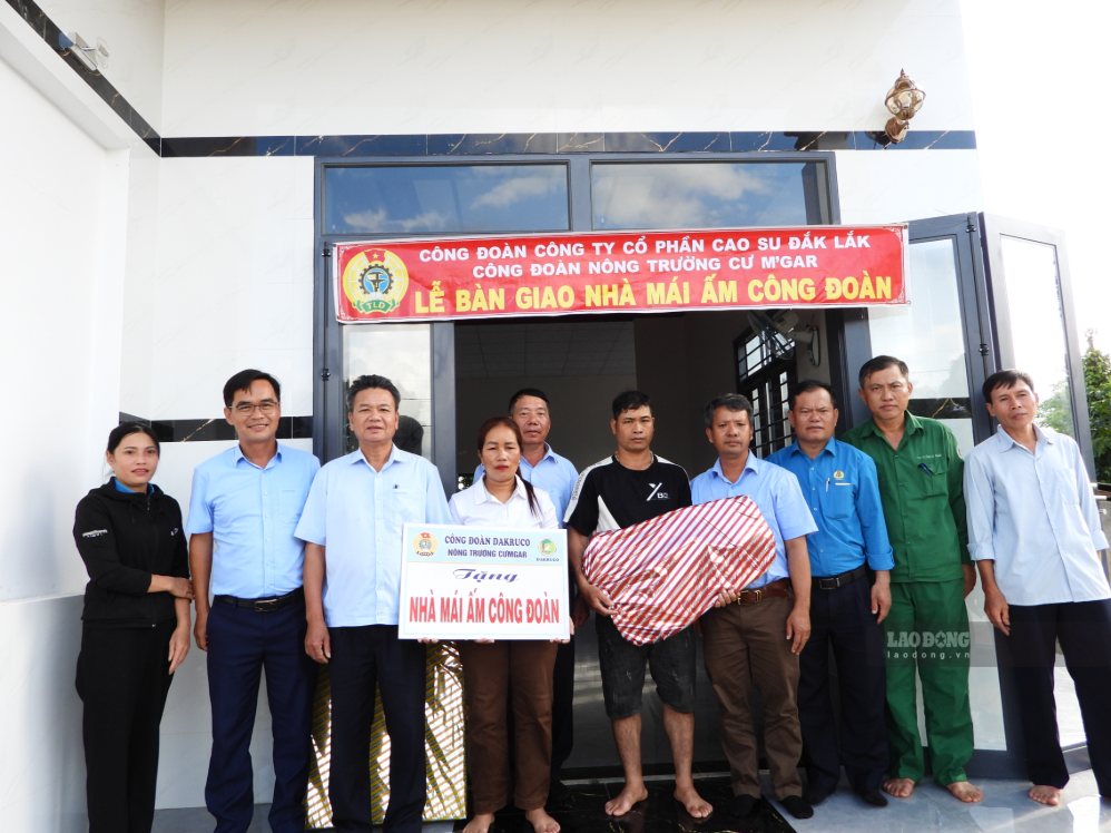 Công nhân cao su Đắk Lắk phấn khởi trong ngôi nhà mới