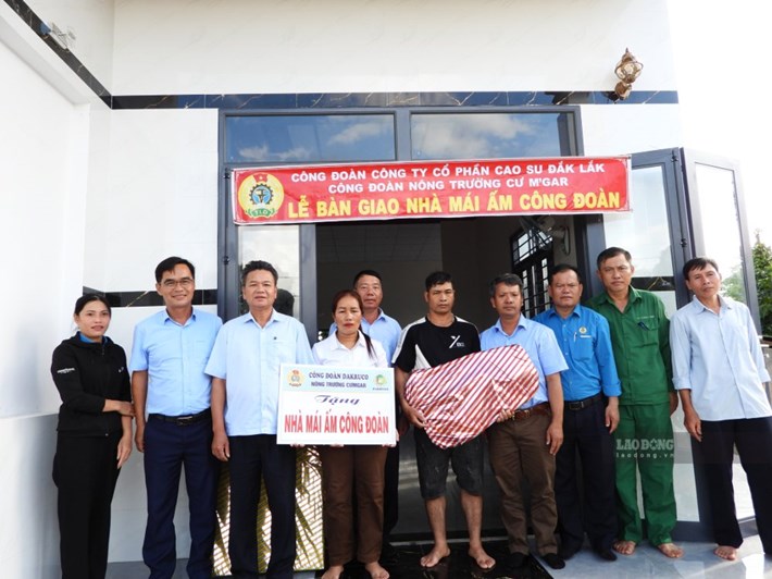 Công đoàn Cơ sở Công ty Cổ phần Cao su Đắk Lắk trao kinh phí hỗ trợ xây dựng "Mái ấm công đoàn" cho công nhân có hoàn cảnh khó khăn vào ngày 30.9. Ảnh: Bảo Trung