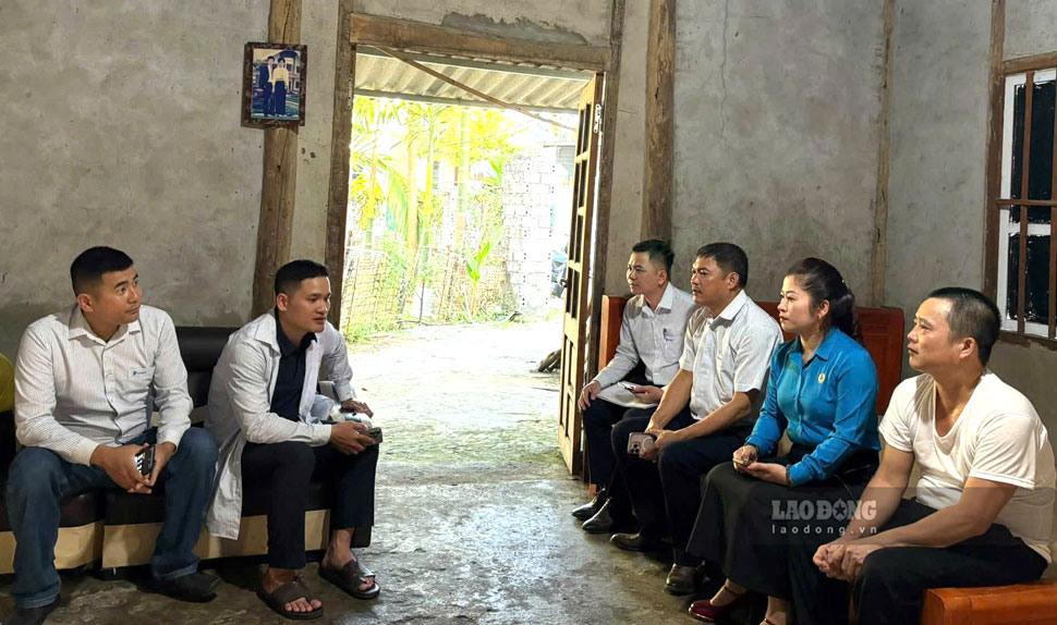 Công đoàn Nghĩa Lộ tiếp sức hộ nghèo thu hẹp khoảng cách số