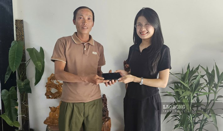Chị Phan Như Quỳnh nhận lại chiếc iPhone đánh rơi. Ảnh: Diệu Linh
