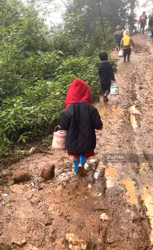 Học sinh H'Mông đến điểm trường Háng Xê. Ảnh: Diệu Linh