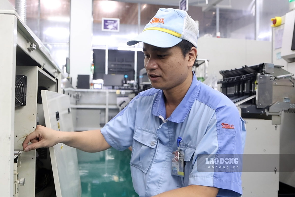 Trực tiếp tham gia sản xuất nên anh Thuận hiểu rất rõ về những điểm còn hạn chế, những quy trình cần sáng tạo, đổi mới trong dây chuyền sản xuất. Ảnh: Dương Anh