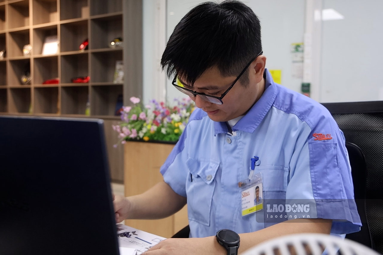 Hơn chục năm làm việc tại công ty, anh Thành đã cùng đồng nghiệp thực hiện nhiều sáng kiến, sáng tạo. Ảnh: Dương Anh