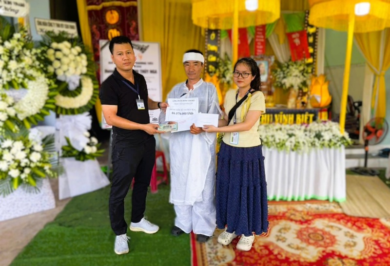 Đoàn viên Công đoàn Sedo Vinako, TP Đà Nẵng chung tay hỗ trợ đồng nghiệp gặp khó khăn, hoạn nạn. Ảnh: Công đoàn Duy Xuyên