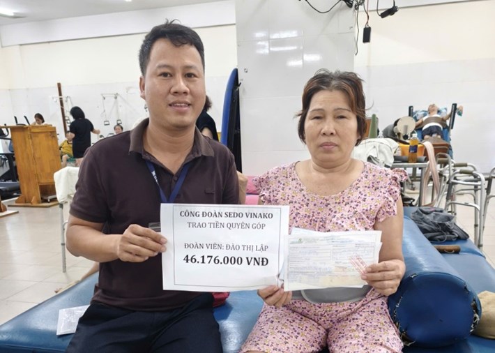 Đoàn viên Sedo Vinako góp sức giúp đồng nghiệp vượt hoạn nạn. Ảnh: Công đoàn Duy Xuyên

