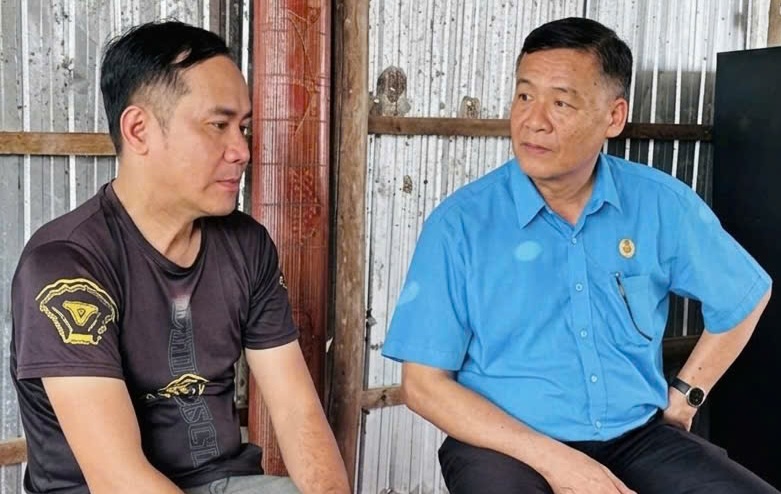 Phó Chủ tịch LĐLĐ tỉnh Cà Mau Huỳnh Văn Đậm (phải) ân cần thăm hỏi và động viên đoàn viên Võ Hồng Lĩnh vượt qua khó khăn. Ảnh: Thiệu Vũ