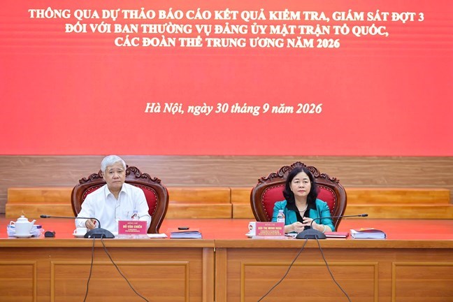 Ông Đỗ Văn Chiến - Ủy viên Bộ Chính trị, Phó Chủ tịch Thường trực Quốc hội, Trưởng Đoàn kiểm tra, giám sát và bà Bùi Thị Minh Hoài - Ủy viên Bộ Chính trị, Bí thư Trung ương Đảng, Bí thư Đảng uỷ MTTQ, các đoàn thể Trung ương, Chủ tịch Ủy ban Trung ương MTTQ Việt Nam tại hội nghị. Ảnh: Minh Đức/ TTXVN