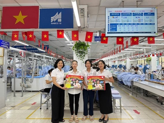 Công đoàn Tổng Công ty May 10 đã trao tặng bộ bút chấm đọc tiếng Anh cho Công đoàn các đơn vị trực thuộc. Ảnh: Công đoàn Tổng Công ty