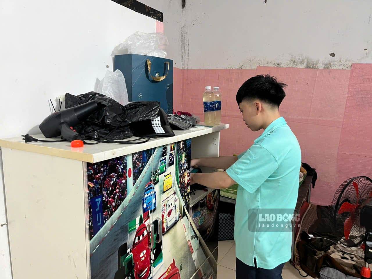 Căn phòng đơn sơ chị Hà Quý đang thuê ở gần nơi làm việc. Ảnh: Minh Hương. 
