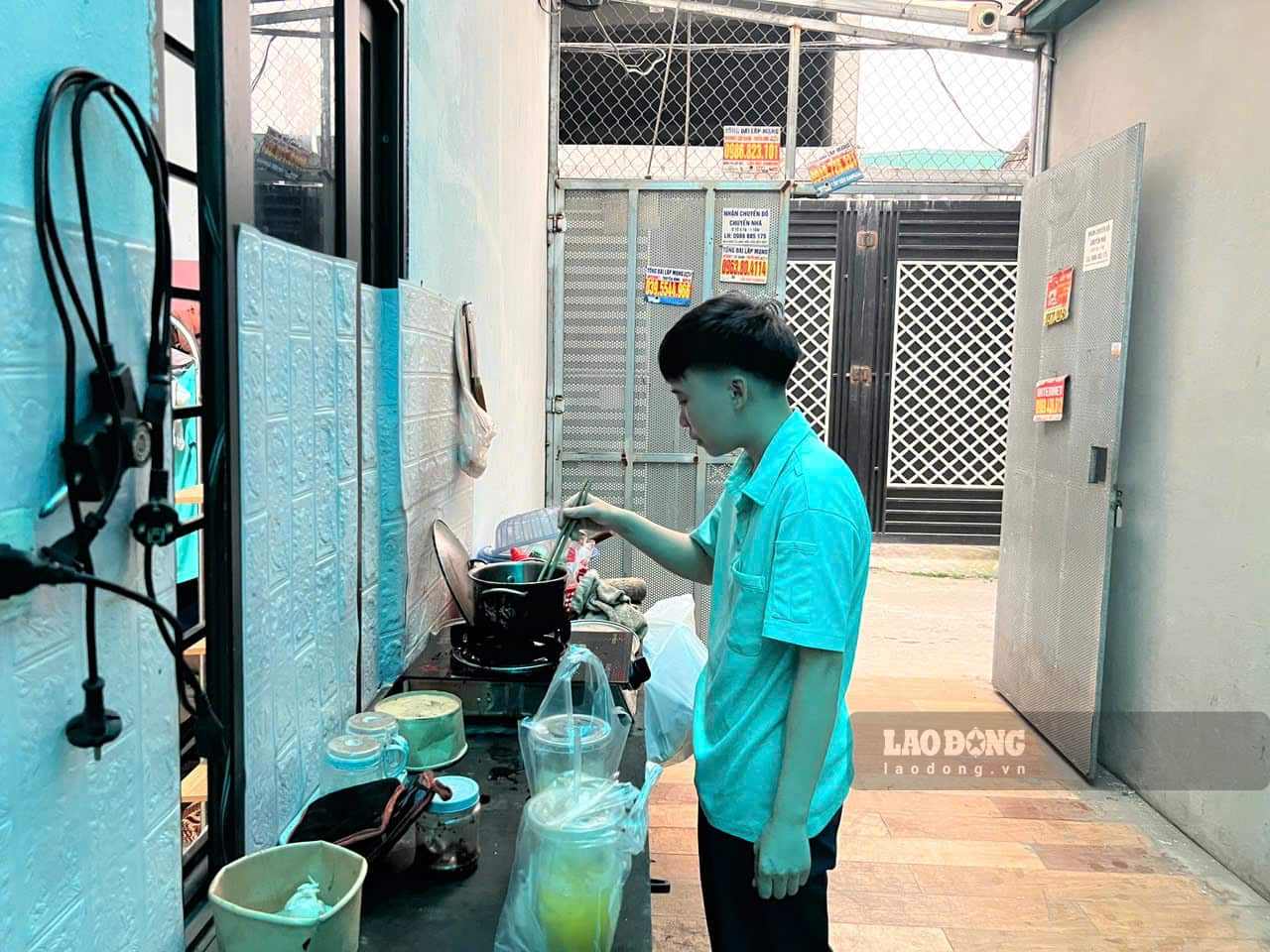 Nơi nấu ăn đặt ở hành lang chụng. Ảnh: Minh Hương.