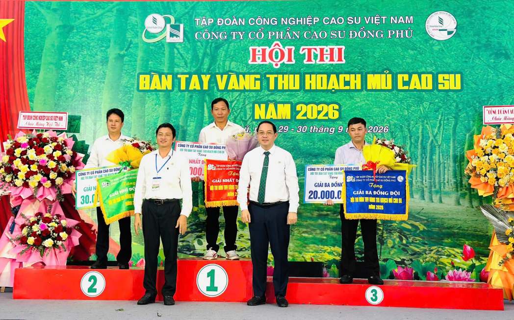 Ban tổ chức trao giải cho các cá nhân và các đội thi. Ảnh: UBND phường Đồng Phú