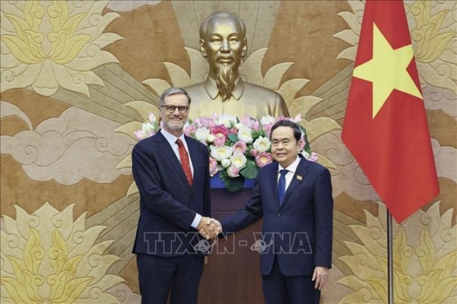 Politburo Member, National Assembly Chairman Tran Thanh Man receives Ambassador Extraordinary and Plenipotentiary of the French Republic to Vietnam Olivier Brochet to say goodbye. Photo: VNA