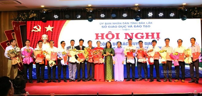 Leaders of the Department of Education and Training of Dak Lak province present decisions to appoint officials to manage at high schools and Vocational Education - Continuing Education Centers after arrangement. Photo: Thanh Tam