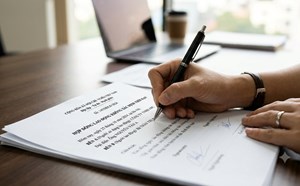 内務省は、公的事業体の責任者が実の弟と契約したことについて回答しました。