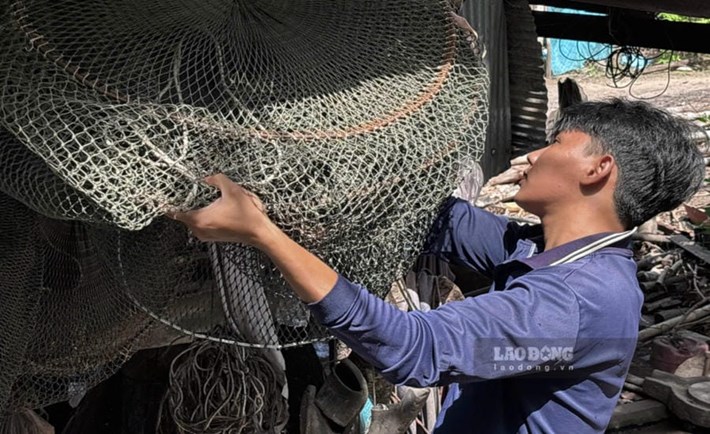 On September 2nd holiday, being able to return to his hometown to cast nets and catch fish, doing work associated with rivers and waters, makes Mr. Phat feel relaxed in his soul. Photo: Nhut Nam