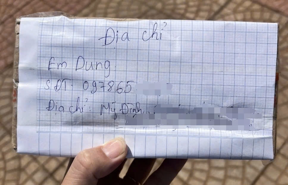Thuê thợ lặn tìm chiếc điện thoại của du khách rơi xuống sông Bến Hải