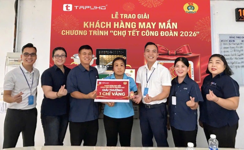 Công ty TAPUHO trao 1 chỉ vàng cho công nhân tham gia "Chợ Tết Công Đoàn 2026"