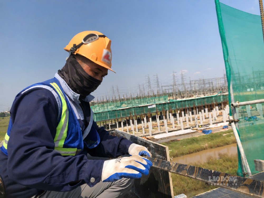 Anh Lò Văn Đinh có nhiều kinh nghiệm ứng phó với nắng nóng công trường. Ảnh: Quỳnh Chi