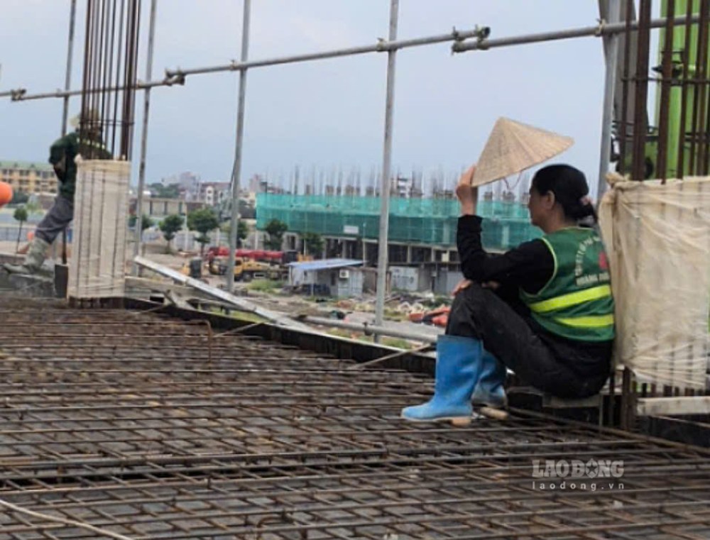 Workers proactively adapt to the hot sun, ensuring work progress