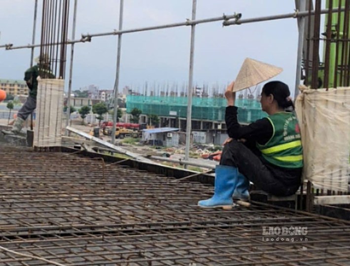 Workers take advantage of each minute of rest at the construction site. Photo: Quynh Chi