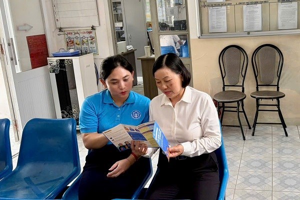 Ms. Tran Thi Hue, Ninh Chu, Khanh Hoa province deducts part of her pension income to participate in voluntary social insurance for her son. Photo: Anh Phuong - Ninh Chu grassroots social insurance (Khanh Hoa)