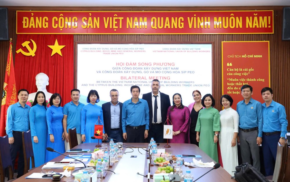 Đại diện Công đoàn Xây dựng Việt Nam và Công đoàn Xây dựng, Gỗ và Mỏ Cộng hòa Síp PEO chụp ảnh lưu niệm. Ảnh: Công đoàn Xây dựng Việt Nam  