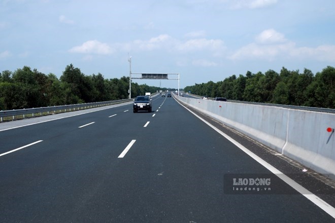 Nghiên cứu kỹ lưỡng quy định pháp luật hiện hành về ngân sách nhà nước, đầu tư công, đầu tư theo phương thức đối tác công tư (PPP), xây dựng, đấu thầu, quy hoạch, khoáng sản, đất đai... cho các tuyến cao tốc. Ảnh: Hải Nguyễn
