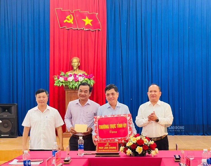 Ông Rah Lan Chung (ngoài cùng, bên phải) tặng quà của Thường trực Tỉnh ủy Gia Lai cho Ban Thường vụ Đảng ủy xã Ia Phí. Ảnh: Thanh Tuấn