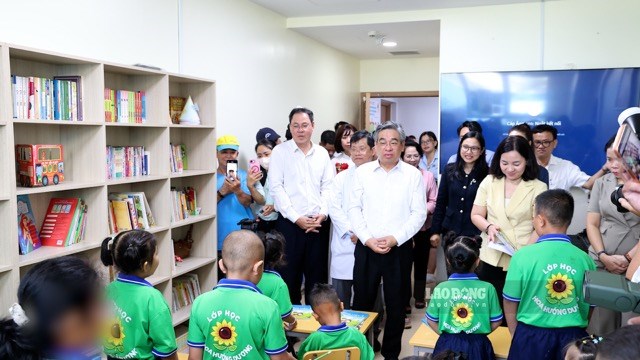Những bệnh nhi mắc bệnh hiểm nghèo được hỗ trợ học tập nhiều môn học khác nhau tại lớp học Hoa Hương Dương. Ảnh: Nguyễn Ly
