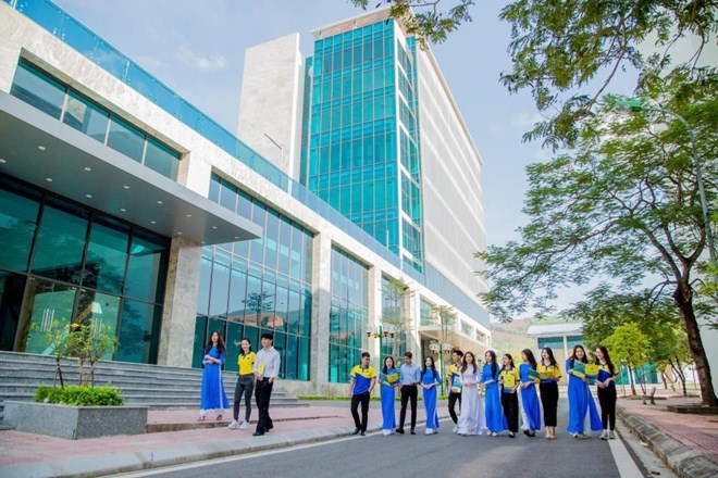 Trong thời hạn 2 năm kể từ ngày có quyết định công nhận tốt nghiệp, sinh viên sư phạm công tác trong ngành giáo dục và có thời gian công tác tối thiểu gấp hai lần thời gian đào tạo tính từ ngày được tuyển dụng thì không phải bồi hoàn kinh phí hỗ trợ tiền đóng học phí và chi phí sinh hoạt. Ảnh: Trường Đại học Hạ Long