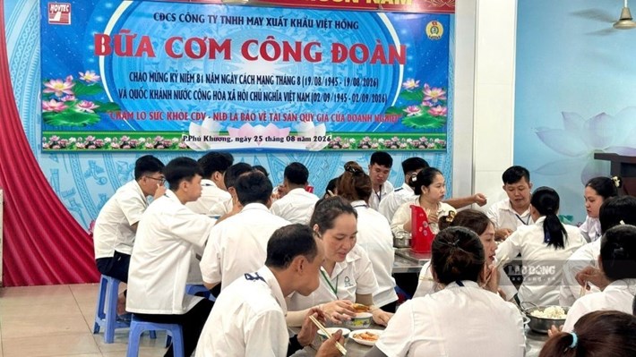Trade Union meals contribute to connecting workers with businesses. Photo: Hoang Loc
