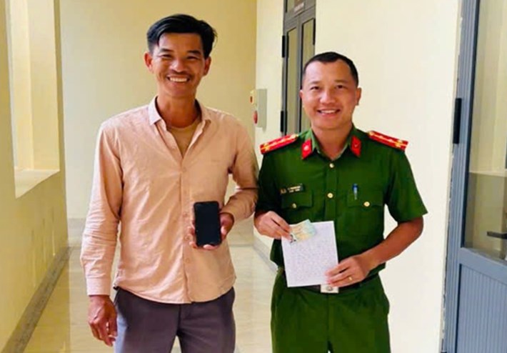 Lực lượng công an cơ sở ở Đắk Lắk trao trả tài sản cho người dân không may đánh rơi tại lễ hội. Ảnh: Công an xã Liên Sơn Lắk

