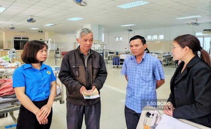 Ms. Lai Thi Thanh Phuong - Chairwoman of the Trade Union of B'Lao Ward (left cover) - visits, encourages and provides support to families of workers in traffic accidents. Photo: Phuc Khanh
