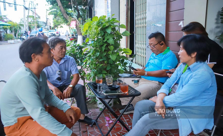 Taxi driver owed money, director requests capital contributing members to jointly pay debts
