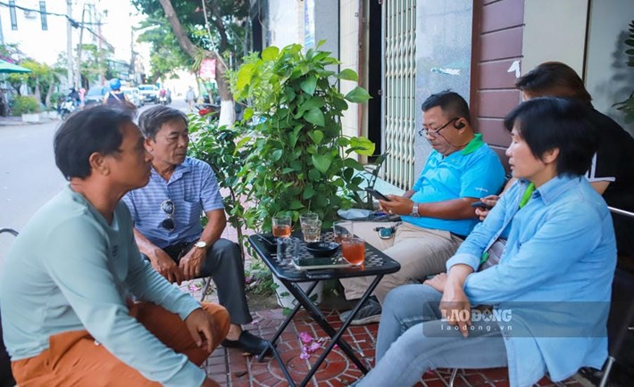 Drivers working at Green Car Transport Co., Ltd. reflect the situation of being owed salaries and deposits to Lao Dong Newspaper. Photo: Hoai Phuong