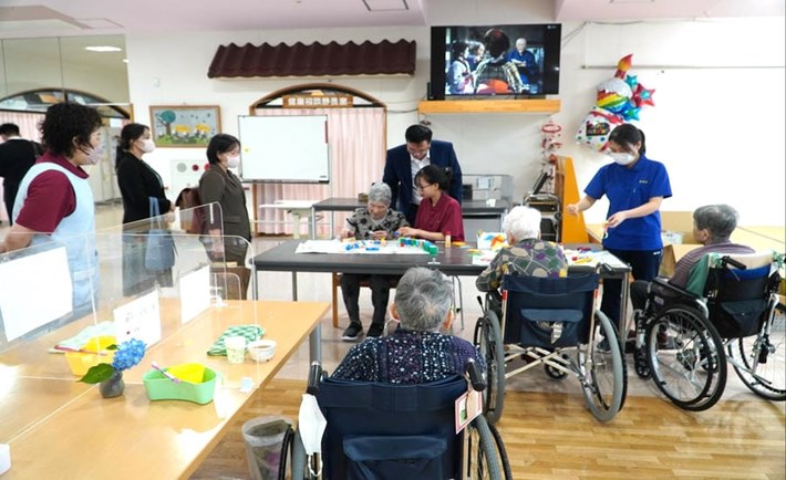 The delegation of the Da Nang Department of Home Affairs visits and presents gifts to local workers working in Japan. Photo provided by the Da Nang Department of Home Affairs