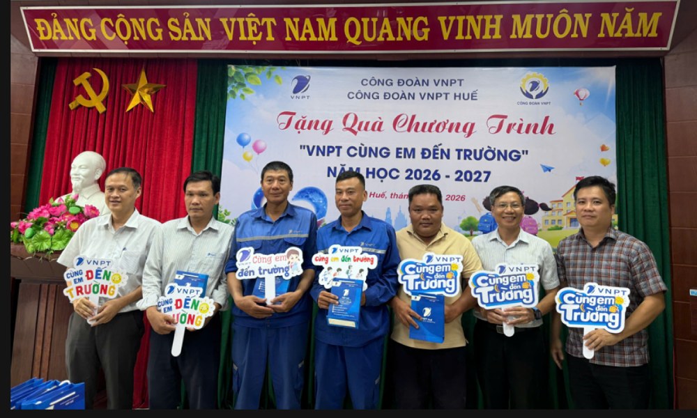VNPT Hue Trade Union presents 14 gifts at the "VNPT with you to school" program