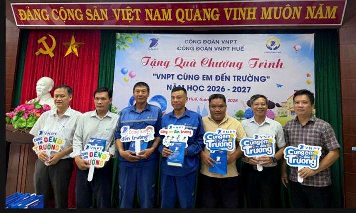Công đoàn VNPT Huế trao quà chương trình “VNPT cùng em đến trường” năm học 2026–2027 cho học sinh có hoàn cảnh khó khăn là con của đoàn viên, người lao động. Ảnh: Tâm Thuận/CĐ VNPT Huế
